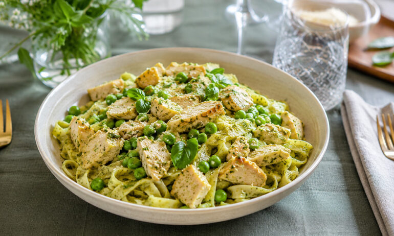 Pâtes au poulet et petits pois frais